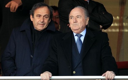 SỐC: Sepp Blatter và Michel Platini bị FIFA "treo giò" 8 năm