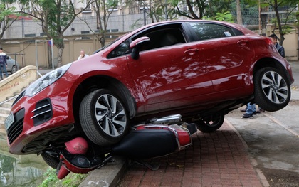 Hà Nội: Đạp nhầm chân ga, người phụ nữ lái ô tô suýt lao xuống hồ