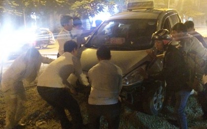 Hà Nội: Gần 20 tài xế hợp sức giải cứu chiếc taxi bị sa lầy trong đêm