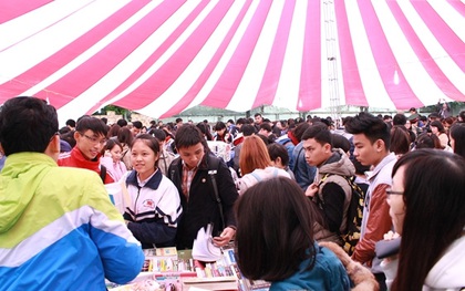 Hà Nội: Đông nghịt người đến hội chợ sách đồng giá 2.000 đồng dịp cuối tuần