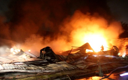 TP. HCM: 500m2 nhà xưởng bốc cháy dữ dội trong đêm