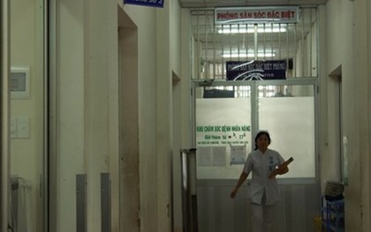 Không chịu "nối lại tình xưa", cô gái bị tạt axit nguy kịch