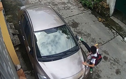 Học sinh đạp gãy gương chiếu hậu của xe Toyota Vios đỗ trong ngõ
