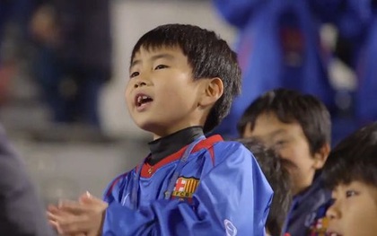 Ấn tượng cách các em bé Nhật tiếp đón Messi và dàn sao Barca
