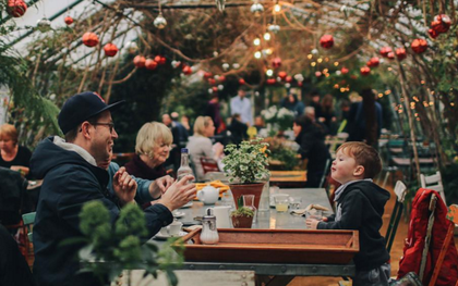 Người lớn và trẻ con mong được tặng quà gì đêm Noel?