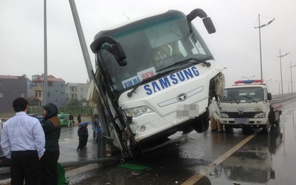 Hà Nội: Va chạm với xe tải, xe đưa đón nhiều công nhân gặp nạn