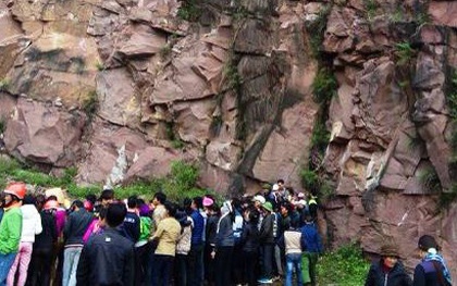 Phát hiện thi thể nam thanh niên dập nát dưới chân núi đá