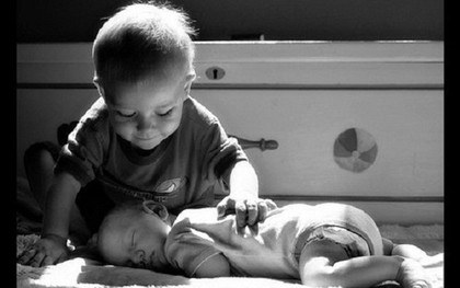 Bố mẹ bận đi làm để con trai 3 tuổi trông em gái 4 tháng và cái kết đầy xót xa