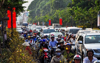 Người Hà Nội - Sài Gòn hối hả về quê nghỉ Tết sau buổi làm việc cuối cùng của năm