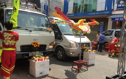 Tiền Giang: chặn đường để múa lân và… cúng xe
