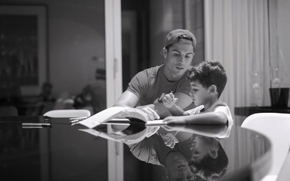 Ronaldo và những sao bóng đá có quan hệ tình ái với các cô hầu bàn