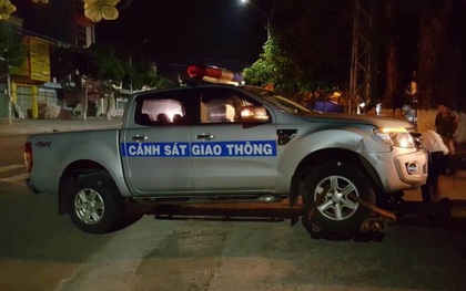 Xe ô tô chạy vận tốc 105km/h rồi lao thẳng vào xe cảnh sát