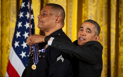 Cao 1m85, vậy mà Tổng thống Obama cũng có lúc phải bối rối vì chiều cao "khiêm tốn" của mình