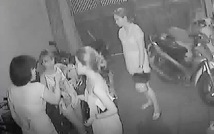 Camera ghi lại cảnh cãi vã, xô xát giữa chủ trọ và 3 cô gái trẻ