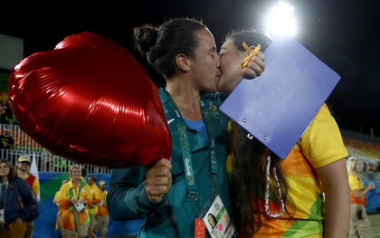 Màn cầu hôn cảm động nhất Olympic Rio 2016 của cặp đôi đồng tính nữ ngay trên sân thi đấu
