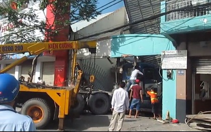 Hung thần container đâm chết hai mẹ con rồi tông sập ngôi nhà ở Sài Gòn