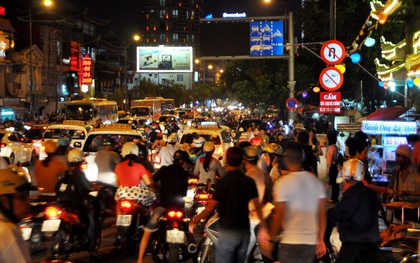 Người dân đổ về chùa dự lễ Vu lan, một số tuyến đường Sài Gòn bị ùn tắc