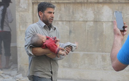 24 giờ sau hình ảnh cậu bé Syria bị không kích, một nạn nhân nhỏ tuổi khác lại khiến thế giới bàng hoàng