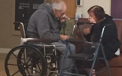 Khoảnh khắc nghẹn ngào của cặp đôi đã bên nhau 62 năm nhưng phải chia xa vì không được ở chung viện dưỡng lão