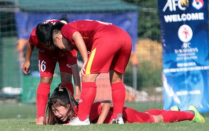 Nữ tuyển thủ U16 Việt Nam khóc nức nở vì sút trượt khó tin