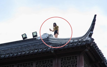 Vào khu miếu linh thiêng, cô gái trèo lên nóc nhà tự sướng khiến dư luận phẫn nộ