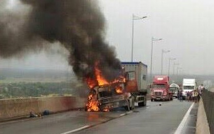 Đầu kéo container bốc cháy dữ dội trên cao tốc Long Thành