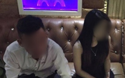Thiếu nữ bị bắt giữ khi đang dùng ma túy với 3 thanh niên trong phòng karaoke