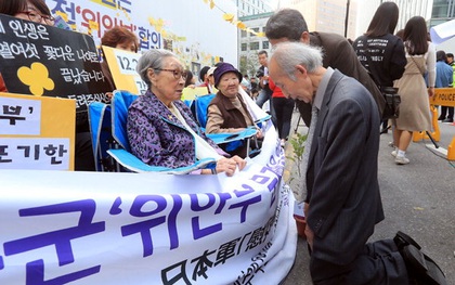 Giáo sư người Nhật quỳ gối xin lỗi những người phụ nữ Hàn Quốc từng là nô lệ tình dục trong chiến tranh