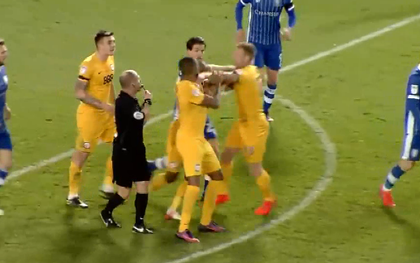 2 cầu thủ Preston North End tái hiện màn "gà nhà đá nhau" kinh điển