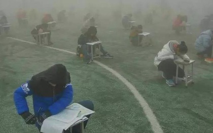 Trung Quốc: Ô nhiễm không khí tới nỗi học sinh ngồi thi ngoài sân trường khỏi cần giám thị
