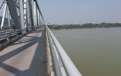 Nam thiếu niên để lại xe đạp nhảy sông Lam tự vẫn