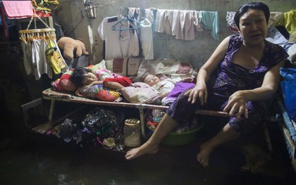 Dân nghèo xóm trọ Sài Gòn khốn khổ sống trong nước cống hôi thối suốt 4 ngày liền