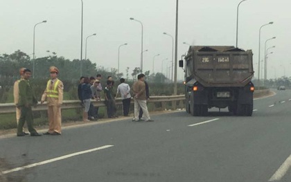 Hà Nội: CSGT lao ra đường chặn bắt xe vi phạm bị tông nguy kịch