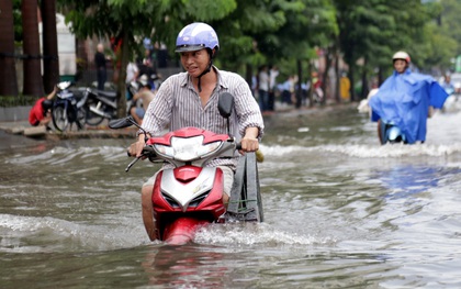 Sài Gòn lại ngập, chuyên gia nói gì về việc "mưa đến chậm so với dự báo thời tiết"?