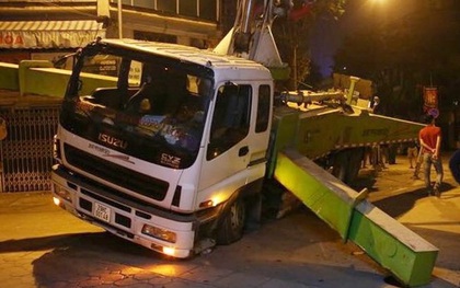 Hà Nội: Xe cẩu bơm hút bê tông 32 tấn lật nghiêng trong đêm