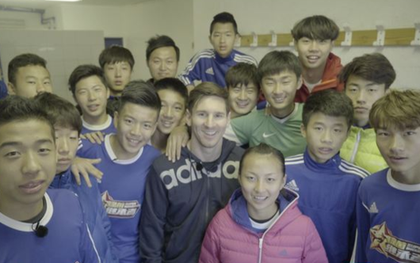 Thiếu tôn trọng Messi, cầu thủ trẻ Trung Quốc bị "ném đá"