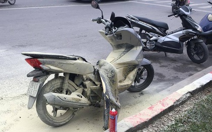 Hà Nội: Đang đi trên đường, xe máy PCX bất ngờ bốc cháy dữ dội