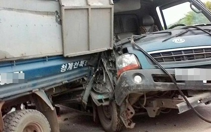 Hà Nội: Xe container mất lái đâm nát hai xe tải