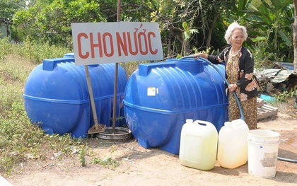 Giữa mùa hạn mặn, bà cụ Bến Tre vẫn chia sẻ từng dòng nước ngọt miễn phí cho bà con