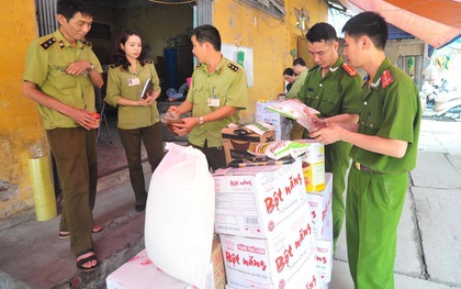 Bắt giữ gần 1 tấn sản phẩm gia vị không rõ nguồn gốc ở Hà Nội