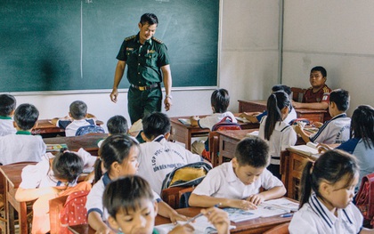 Lớp học "tựa lưng" đặc biệt nơi hòn đảo địa đầu Tổ quốc