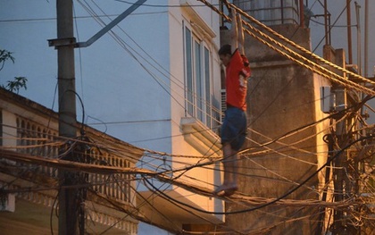 Hà Nội: Nam thanh niên "cố thủ" trên dây điện, gọi điện cho người thân