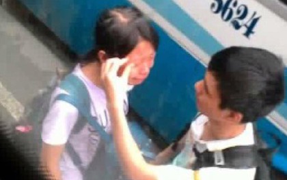 Bức ảnh cô gái khóc nức nở tại bến xe Mỹ Đình gây xôn xao