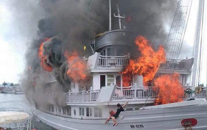 Tàu du lịch bốc cháy dữ dội ở Tuần Châu, nhiều người nhảy xuống biển