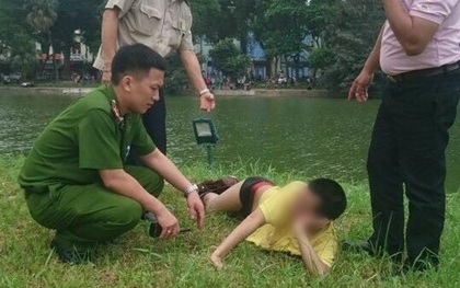 Hà Nội: Nam thanh niên nghi "ngáo đá" bơi ra Tháp Rùa tạo dáng nàng tiên cá