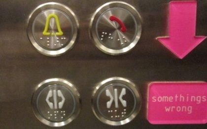 Nút bấm trên thang máy có những vân nổi để làm gì?