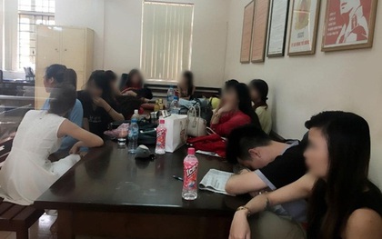 Hà Nội: Bắt nhiều "quái xế" chở hàng chục cô gái dịch vụ karaoke