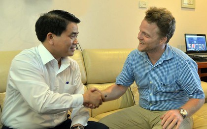Chủ tịch UBND TP Hà Nội Nguyễn Đức Chung biểu dương ông Tây lội mương dọn rác
