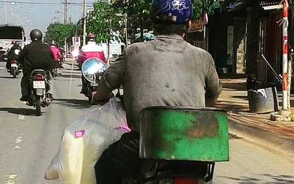 Hình ảnh người cha lấm lem chở theo món quà 1/6 cho con gái khiến nhiều người xúc động