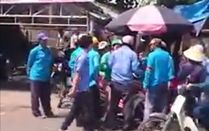 Thêm một tài xế GrabBike ở Sài Gòn bị nhóm xe ôm ở bến xe dằn mặt